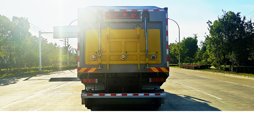 天锦扫路车